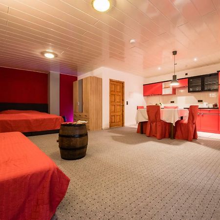 Weinschloesschen Im Weingut Roos Hotel Ilbesheim Bagian luar foto