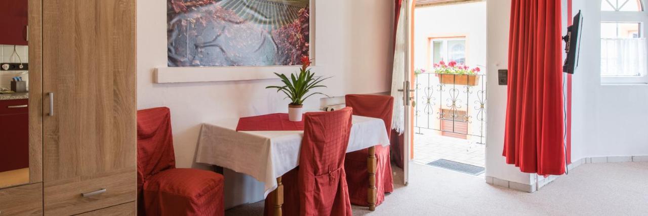 Weinschloesschen Im Weingut Roos Hotel Ilbesheim Bagian luar foto