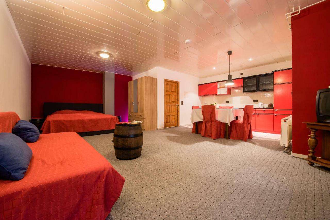 Weinschloesschen Im Weingut Roos Hotel Ilbesheim Bagian luar foto